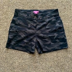 Isaac Mizrahi women’s camo black shorts size 10